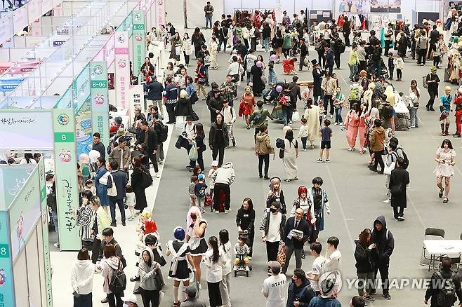 관람객으로 붐비는 한일축제한마당 (서울=연합뉴스) 진연수 기자 = 22일 서울 강남구 코엑스에서 열린 '한일축제한마당 2023 in Seoul'을 찾은 관람객들이 부스를 둘러보고 있다. 2023.10.22 jin90@yna.co.kr