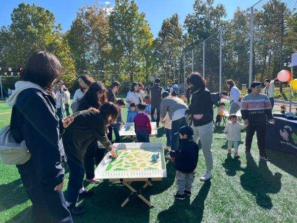 신구대학교와 한국성서대학교가 운영하는 유아흡연위해예방 가정연계 프로그램 운영사무국은 지난 20일, 노원구어린이집연합회가 육군사관학교 잔디축구장과 경춘선 기찻길 일대에서 개최한 가을운동회에 참가해 유아흡연위해예방 캠페인을 전개했다. ⓒ유아흡연위해예방 가정연계 프로그램 운영사무국