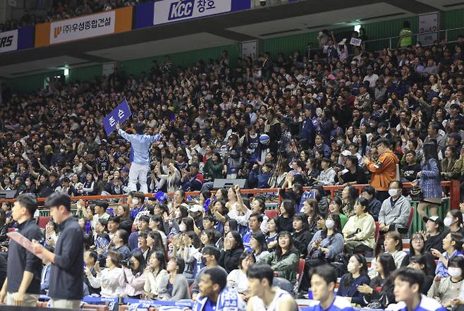 22일 부산 사직실내체육관에서 열린 2023~24 정관장 프로농구 부산 KCC 이지스와 서울 삼성 썬더스의 리그개막전. KCC 팬들이 응원하고 있다. 사진=연합뉴스