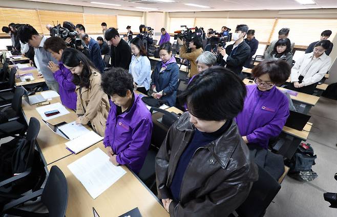 이태원 참사 1주기를 엿새 앞둔 23일 오전 서울 종로구 변호사회관 조영래홀에서 열린 10·29 이태원참사 진상규명과제 보고회에서 참석자들이 묵념을 하고 있다. (사진=연합뉴스)