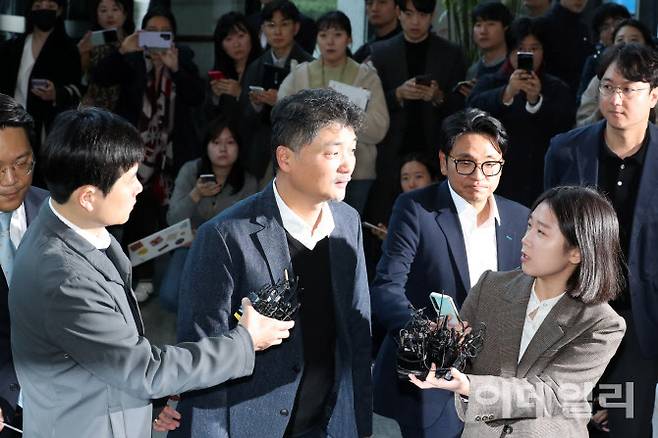 SM엔터테인먼트 주가 시세조종 의혹을 받고 있는 김범수 카카오 미래이니셔티브센터장이 23일 오전 피의자 신분으로 조사를 받기 위해 금융감독원에 출석하며 취재진의 질문을 받고 있다. (사진=방인권 기자)