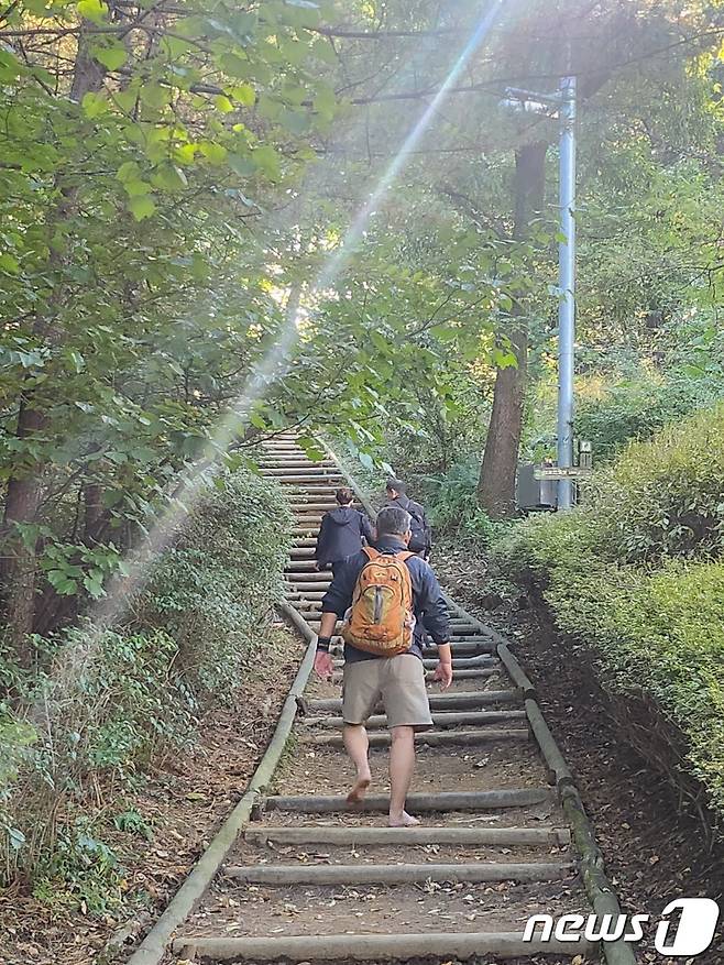 사람들이 서울 강남구 대모산에서 맨발로 등산하고 있다.ⓒ 뉴스1 장성희 기자