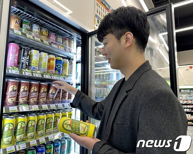 CU는 손석호 바텐더와 협업한 캔 칵테일 2종을 출시했다고 밝혔다.(CU 제공)