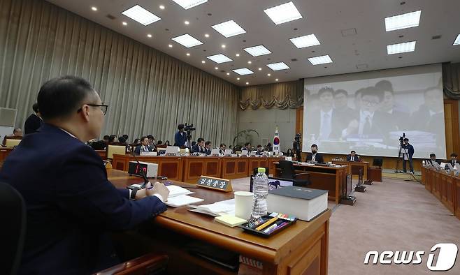 이원석 검찰총장이 23일 서울 서초구 대검찰청에서 열린 국회 법제사법위원회의 대검찰청에 대한 국정감사에서 박용진 더불어민주당 의원에게 한동훈 법무부 장관 발언과 관련해 질의를 받고 있다. 2023.10.23/뉴스1 ⓒ News1 박세연 기자