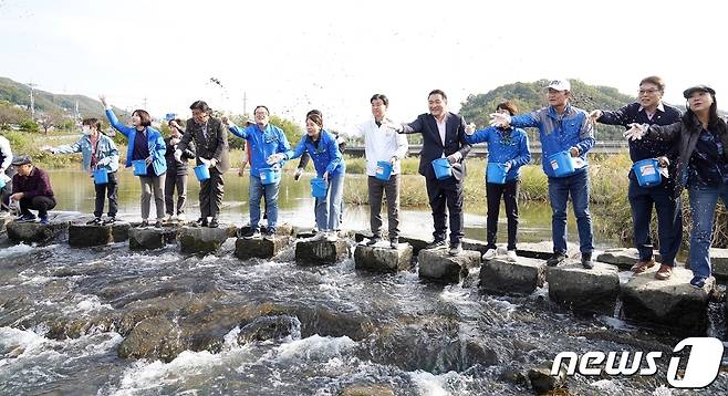 광주시가 22일 경안천에 내수면 수자원 조성을 위해 다슬기 치패와 바들치 치어를 방류했다.(광주시 제공)