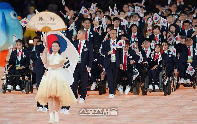 22일 항저우 올림픽 스포츠센터 스타디움에서 열린 2022 항저우 장애인아시아경기대회 개막식에서 대한민국 선수단이 입장하고 있다.  2023. 10. 22. 항저우(중국) | 최승섭기자 thunder@sportsseoul.com