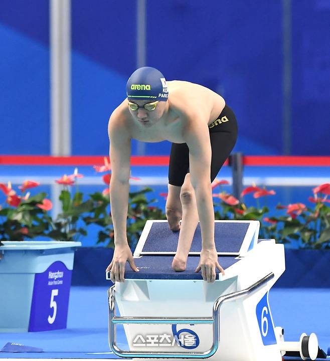 박수한이 23일 중국 항저우 올림픽 스포츠센터 수영장에서 열린 2022 항저우 장애인아시아경기대회 남자 S8 400M 자유형 결선에서 출발 신호를 기다리고 있다.  2023. 10. 23. 항저우(중국) | 최승섭기자 thunder@sportsseoul.com