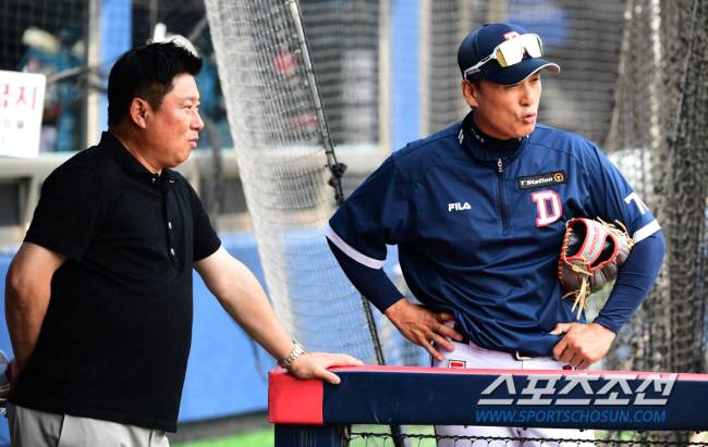 두산 이승엽 감독이 김태형 위원을 만나 이야기를 나누고 있다. 잠실=최문영 기자deer@sportschosun.com /2023.05.12