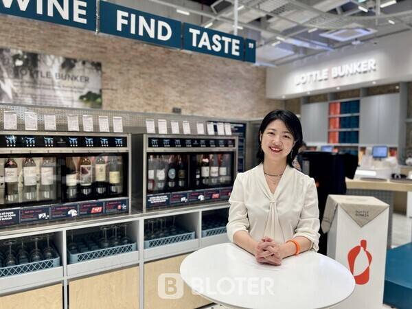 지난달 베트남 하노이 롯데몰 웨스트레이크에 들어선 보틀벙커 매장에서 롯데마트 주류부문장 강혜원 상무가 블로터와의 인터뷰를 마친 뒤 기념 촬영을 하고 있다.(사진=하노이 이승주 기자)