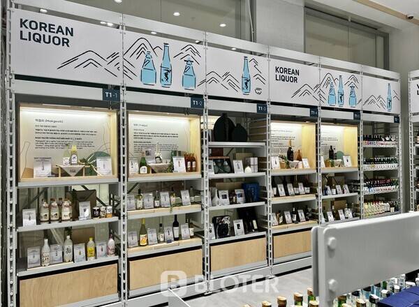 보틀벙커 하노이점에 마련된 한국의 전통주 코너. 단순한 제품 진열이 아닌, 한국 술을 현지 고객들이 콘텐츠로 다가갈 수 있도록 신경을 썼다. (사진=하노이 이승주 기자)