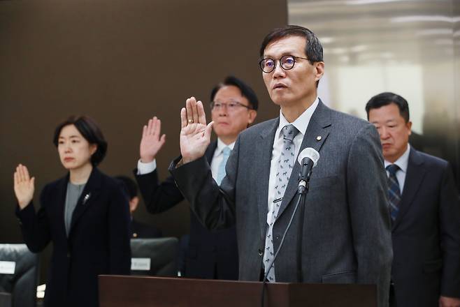 23일 이창용 한국은행 총재가 2023년 국정감사에 앞서 선서를 진행하고 있다. /한국은행 제공