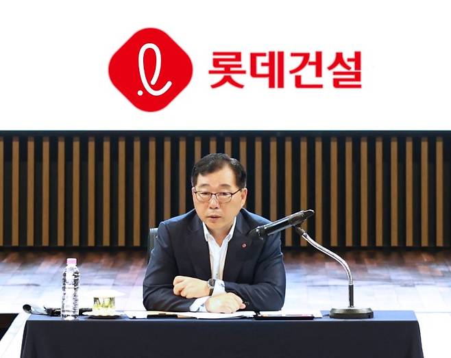 지난 10일 서초구 잠원동 본사에서 박현철 부회장이 직원들을 대상으로 '세이프티온' 리더십 교육을 진행하고 있다. 롯데건설 제공