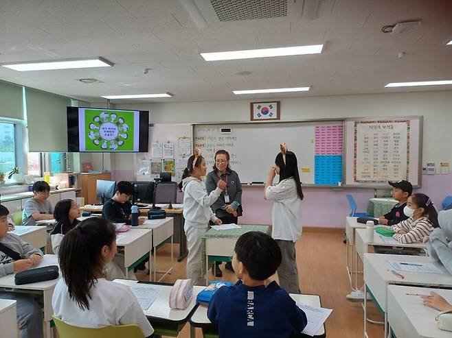 원흥초등학교 5학년 학생들이 ‘기린의 대화법’으로 서로에게 하고 싶은 말을 하는 실습을 하고 있다.