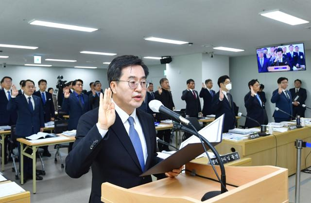 23일 경기도청에서 열린 국회 국토교통위원회의 경기도에 대한 국정감사에서 김동연 경기지사가 증인 선서를 하고 있다. 연합뉴스