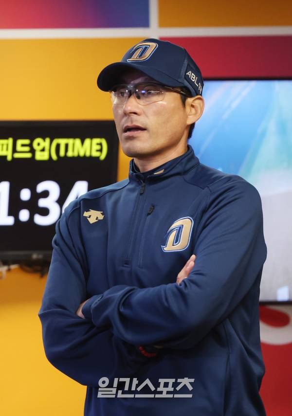 2023 KBO 프로야구 포스트시즌 SSG랜더스와 NC다이노스의 준플레이오프 2차전 경기가 23일 오후 인천SSG랜더스필드에서 열렸다. 7회말 1점차 추격 속에 수비를 하는 NC선수들을 강인권 감독이 지켜보고 있다. 인천=김민규 기자 mgkim1@edaily.co.kr /2023.10.23/