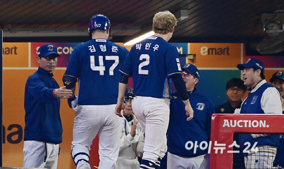 23일 오후 인천SSG 랜더스필드에서 '2023 KBO 포스트시즌' SSG 랜더스와 NC 다이노스의 준플레이오프 2차전 경기가 열렸다.8회초 무사 NC 김형준이 솔로 홈런을 때린 뒤 강인권 감독과 기뻐하고 있다. [사진=곽영래 기자]