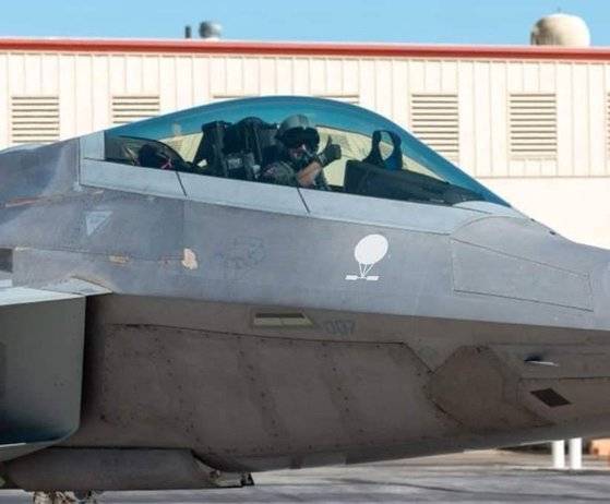 지난 4월 중국 정찰풍선을 격추한 뒤 F-22에 그려진 킬마크(Kill Mark). 킬마크는 전투기 조종사가 전과를 자랑하려고 기체에 그리는 표식이다. 이는 나중에 가짜뉴스로 밝혀졌다. GMK라는 트위터 사용자가 풍자용으로 합성한 사진이다. 트위터