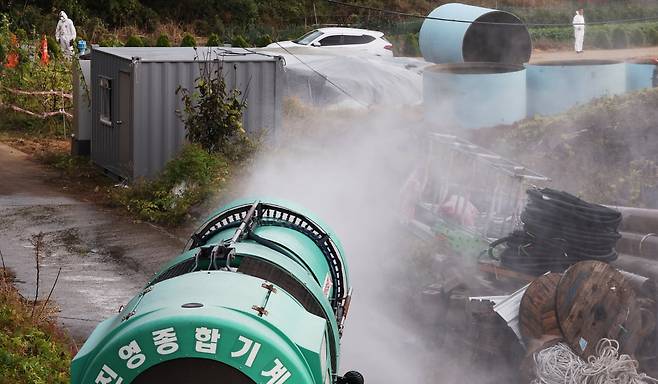 소 바이러스성 질병인 럼피스킨병이 발생한 경기도 평택시의 한 축산 농가에서 방역차가 방역을 하고 있다./사진=연합뉴스