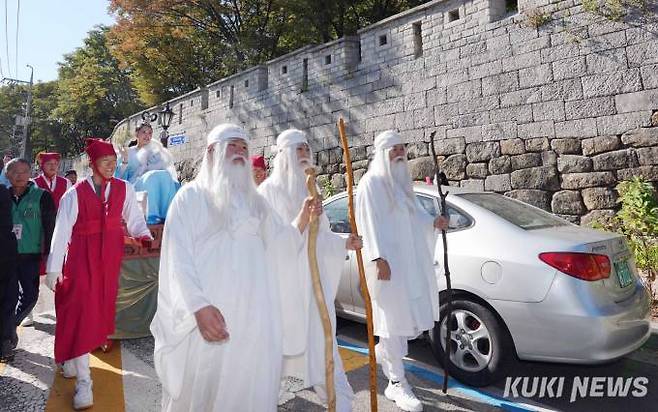 삼선동선녀축제에서 하강한 선녀를 맞이하러 나온 신선들