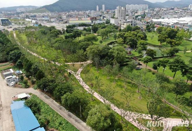 ‘기후대응 도시숲’은 도시열섬과 폭염 완화, 탄소 흡수, 미세먼지 저감 등 기후위기에 대응하기 위해 도심 생활권 및 도시 주변 지역 대규모 숲을 조성하는 사업이다. 광양시 폐철도부지에 조성된 도시 숲. 사진=전남도