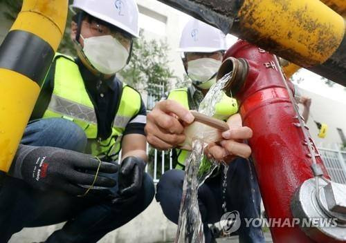 인천시 서구 청라배수장에서 열린 '수돗물 유충 발견 관련 인천시 출입 기자단 현장 방문 행사'에서 취재진이 수돗물 점검 모습을 취재하고 있다.