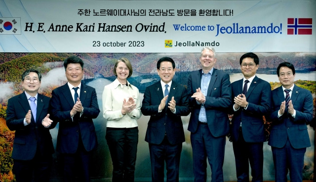 김영록 전남도지사가 23일 도청 접견실에서 안네 카리 한센 오빈드(Anne Kari Hansen Ovind) 주한 노르웨이 대사와 면담을 갖고 기념촬영을 하고 있다. 이날 면담에서는 해상풍력 등 재생에너지분야 협력 및 지역발전을 위한 교류방안 등에 대해 논의했다. 전남도 제공