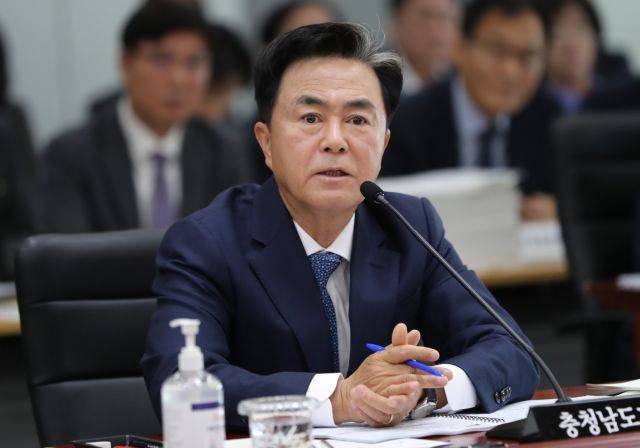 23일 충남도청에서 열린 국회 행정안전위원회의 충남도에 대한 국정감사에서 김태흠 충남지사가 질의에 답변하고 있다. 연합뉴스