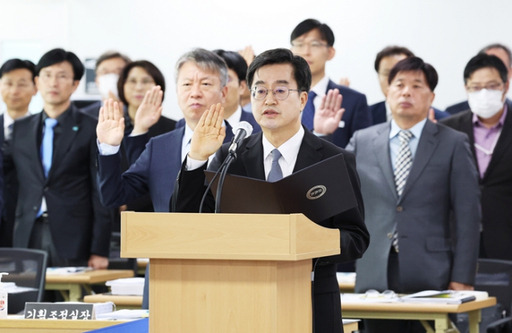 김동연 경기도지사가 23일 경기도청에서 열린 경기도에 대한 국회 국토교통위원회 국정감사에서 선서를 하고 있다. 윤원규기자