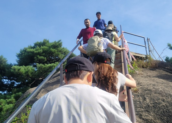 가을을 맞아 등산객들이 안왕산을 오르고 있다. 심심찮게 외국인 등산객도 눈에 띈다. [사진 출처 = 서울시]