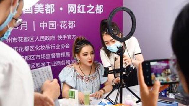 라이브 커머스 진행하는 중국 왕훙. [사진출처 = 연합뉴스]