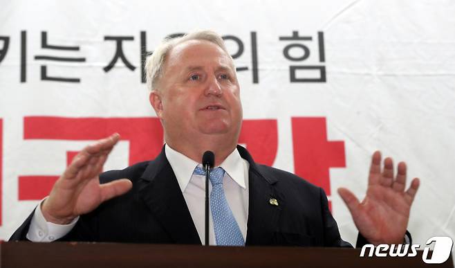 (서울=뉴스1) 황기선 기자 = 인요한 연세대 의과대학 교수가 23일 오전 서울 여의도 국회의원회관에서 열린 '국민공감 열두 번째 공부모임'에서 특강을 하고 있다. 2023.8.23/뉴스1  Copyright (C) 뉴스1. All rights reserved. 무단 전재 및 재배포 금지.