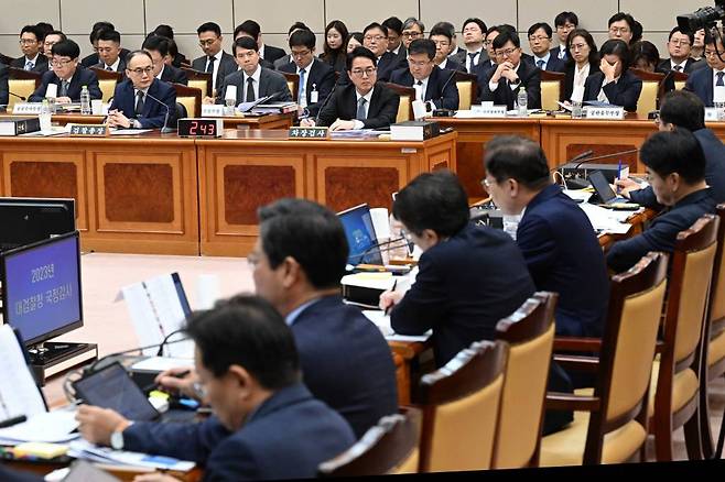 이원석 검찰총장과 심우정 차장검사가 23일 오후 서울 서초구 대검찰청에서 열린 법제사법위원회의 대검찰청에 대한 국정감사에서 의원들의 질의를 듣고 있다.  2023.10.23. /사진=뉴시스