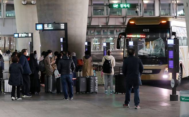 인천국제공항 1터미널에서 여행객들이 공항버스를 이용하고 있다./사진=뉴스1