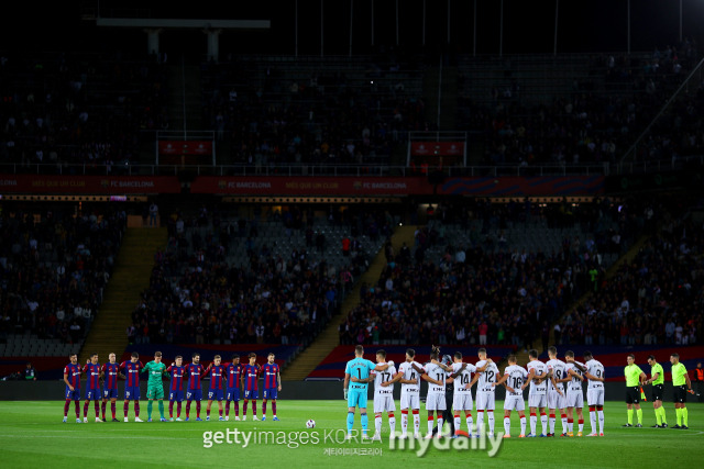 FC 바르셀로나와 아틀레틱 빌바오의 경기 전 바비 찰튼 경의 추모 행사가 이뤄지고 있다. /게티이미지코리아