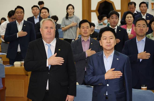 국민의힘 혁신위원장에 인요한(64) 연세대 의대 교수가 내정됐다. 국민의힘은 23일 오전 최고위원회의를 열어 인 교수의 혁신위원장 임명안을 심의해 의결할 예정이다. 지난 8월 국회에서 열린 국민의힘 공부모임 '국민공감' 행사에서 인요한 연세대 의대 교수와 김기현 대표가 국민의례를 하고 있다.[연합]