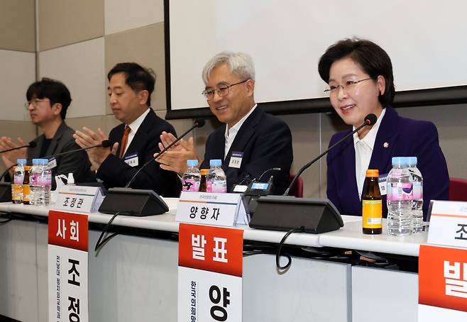 23일 오전 광주 서구 김대중컨벤션센터에서 열린 한국의희망 2차 시국토론회에서 양향자 대표가 발제하고 있다.[연합]