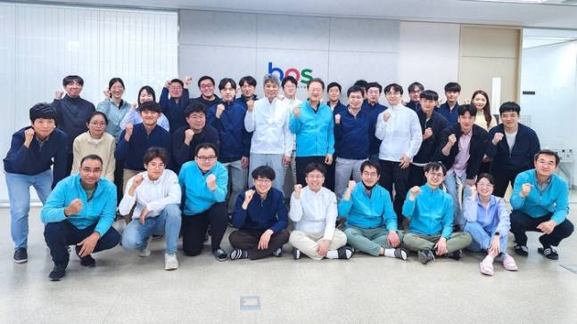 판교 실리콘파크에 위치한 보스반도체 사무실에서 박재홍 대표(두 번째 줄 오른쪽 여섯 번째 하늘색 상의)를 포함한 임직원들이 기념 촬영을 하고 있다. [보스반도체 제공]