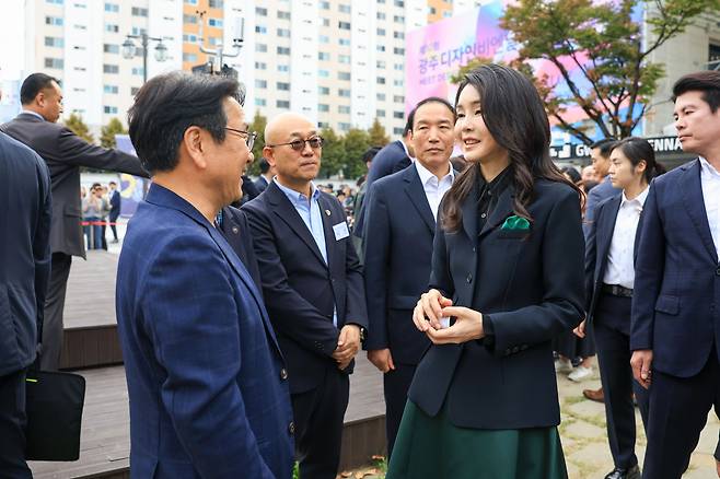 윤석열 대통령 부인 김건희 여사가 10일 광주 북구 광주비엔날레 전시관에서 열리고 있는 제10회 광주디자인비엔날레에서 강기정 광주시장과 인사하고 있다.[연합]