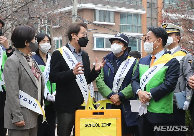 [서울=뉴시스] 김근수 기자 = 조희연 교육감을 비롯한 서울시교육청 관계자들이 지난해 11월22일 오전 서울 고은초등학교에서 열린 '2022 재난대응 안전한국훈련'에서 안전한 등굣길 교통안전 캠페인을 하고 있다. 2022.11.22. ks@newsis.com