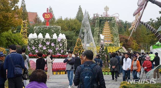 [익산=뉴시스] 김얼 기자 = 제20회 익산천만송이국화축제가 한창인 22일 전북 익산시 익산중앙체육공원을 찾은 시민들이 국화축제를 만끽하며 주말을 보내고 있다. 2023.10.22. pmkeul@newsis.com