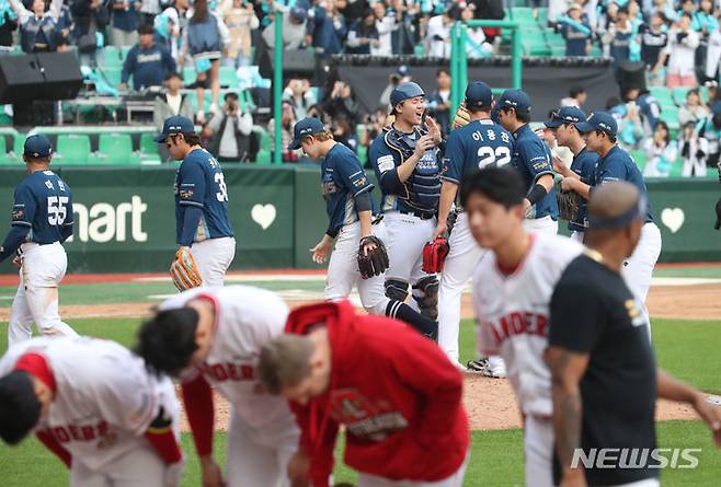 [인천=뉴시스] 고승민 기자 = 22일 인천 SSG랜더스필드에서 열린 2023 KBO 포스트시즌 준플레이오프 NC다이노스 대 SSG랜더스 경기 1차전, 4대3으로 SSG을 꺾은 NC 선수들이 자축하고 있다. 2023.10.22. kkssmm99@newsis.com