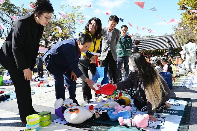 제18회 꼬마또래 나눔장터를 개장하고 있다. (사진=창녕군 제공) *재판매 및 DB 금지