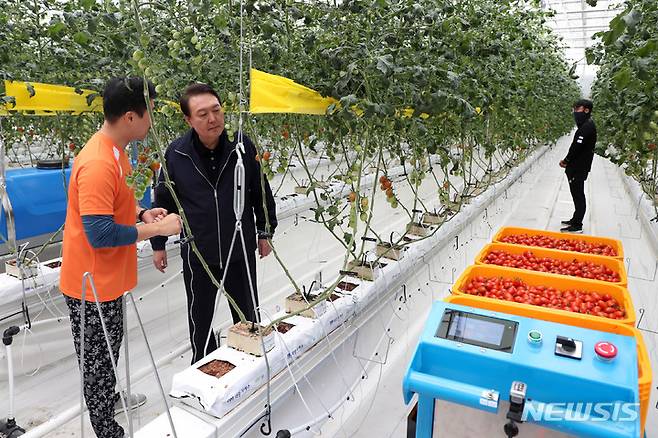 [상주=뉴시스] 홍효식 기자 = 경북 상주 스마트팜 혁신밸리를 찾은 윤석열 대통령. 2022.10.05. yesphoto@newsis.com