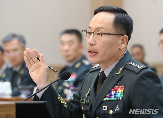 [계룡대=뉴시스] 강종민 기자 = 23일 충남 계룡대 육군본부에서 열린 국회 국방위원회의 육군본부에 대한 국정감사에서 박정환 육군참모총장이 답변하고 있다. 2023.10.23. ppkjm@newsis.com