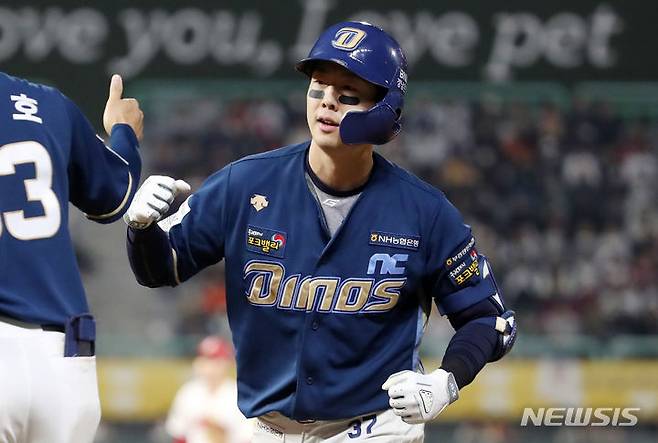 [인천=뉴시스] 조성우 기자 = 23일 오후 인천 SSG랜더스필드에서 열린 2023 KBO 포스트시즌 준플레이오프 NC다이노스와 SSG 랜더스의 2차전 경기, NC 8회초 공격 2사 주자 2루서 박건우가 1타점 적시타를 때린 뒤 기뻐하고 있다. 2023.10.23. xconfind@newsis.com