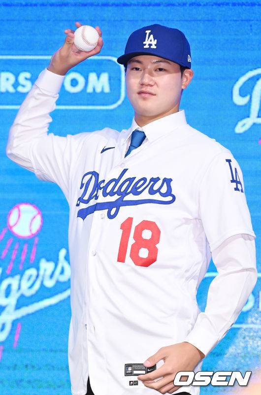 [OSEN=민경훈 기자]장현석이 유니폼을 입고 포토타임을 갖고 있다. 2023.08.11 /