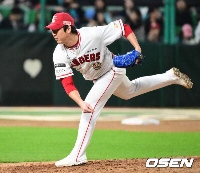 [OSEN=인천, 조은정 기자] 23일 인천 SSG랜더스필드에서 2023 KBO 준플레이오프 2차전 SSG 랜더스와 NC 다이노스의 경기가 열렸다.4회초 SSG 문승원이 힘차게 공을 던지고 있다. 2023.10.23 /cej@osen.co.kr
