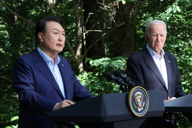 ▲윤석열 대통령이 지난 8월 18일(현지시간) 워싱턴DC 인근 미국 대통령 별장인 캠프 데이비드에서 열린 한미일 정상 공동기자회견에서 발언하고 있다. 오른쪽은 조 바이든 미국 대통령. ⓒ연합뉴스