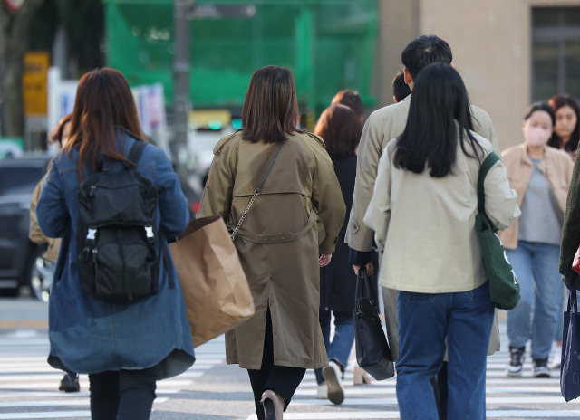 ▲ 시민들이 외투를 입은채 걸어가고 있다. ⓒ연합뉴스