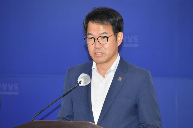 ▲김영삼 경남도 교통건설국장이 경남도청 프레스센터에서 기자회견을 하고 있다. ⓒ경남도